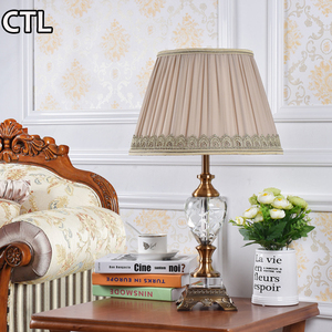 Lampada <span class=keywords><strong>da</strong></span> <span class=keywords><strong>Tavolo</strong></span> Classica in Metallo Dorato per Soggiorno e Camera <span class=keywords><strong>da</strong></span> Letto, Moderna ed Elegante Lampada <span class=keywords><strong>da</strong></span> <span class=keywords><strong>Tavolo</strong></span> in Cristallo con Paralume in Tessuto per la Casa - Product Image 3