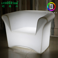 Sofá Moderno de Plástico Rígido con Iluminación LED de 16 Colores para Tres Personas, Ideal para Discotecas
