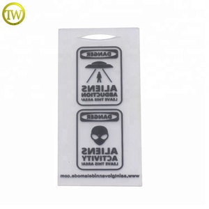 Étiquettes volantes en plastique PVC transparent personnalisé Étiquette en caoutchouc pour vêtement avec logo en relief - Product Image 3