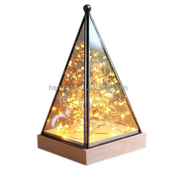 Kupfer gerahmtes geometrisches Dreieck-Glaster rarium mit LED-Licht auf Holzboden für geometrisches Glas der Inneneinrichtung