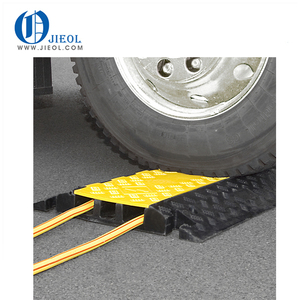Protector de cable de goma carretera jorobas con cable de alambre cubierta - Product Image 1