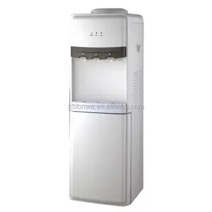 Keluarga menggunakan dispenser air dengan kulkas dengan dua atau tiga keran