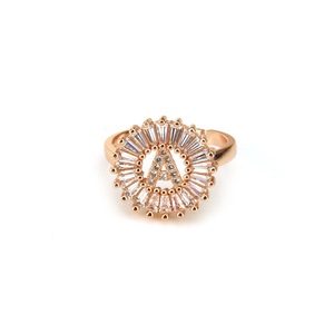 Cobre Iced Out Diamonds 26 Mayúsculas Baguette Zircon Anillo inicial de moda - Product Image 3