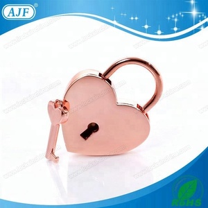 AJF قفل مخصص من سبائك الزنك والذهب الوردي للزفاف تحت عنوان الحب وهدية عيد الحب مع قفل - Product Image 4