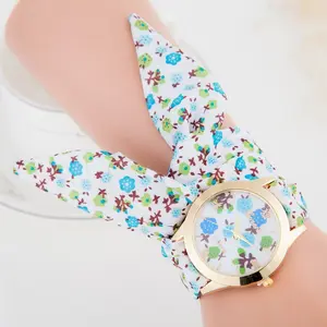 Nieuwe Design Hot Groothandel Rillend Doek Dames Fancy Horloges