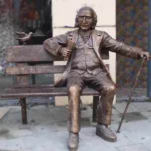 Europese stijl aangepaste levensgrote messing man leesboek zitten op de bench sculptuur