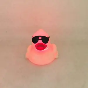 Экологически чистые светодиодные белые солнцезащитные очки Утка плавающая мигающая подсветка детская игрушка утка для ванны