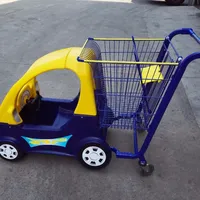 Enfant chariot de supermarché avec la voiture de jouet