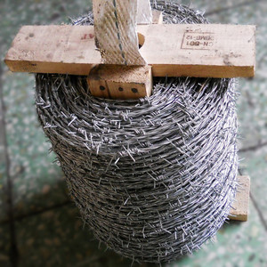 Penjualan yang baik kawat berduri sentuhan galvanis tradisional 400M 500M 50Kg per gulungan untuk pagar besi dan bahan baja