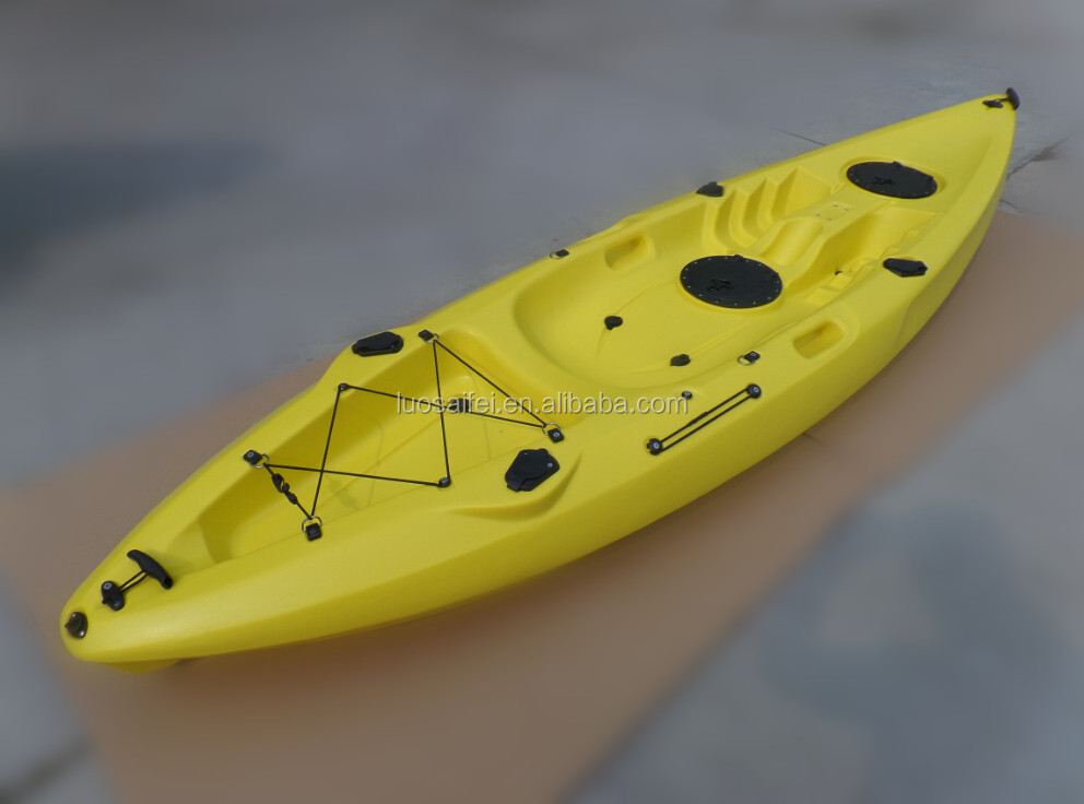 2018 Chine OEM gros pas cher unique mer canot de pêche qui est assis sur le dessus de kayak avec paddle