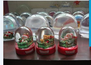 Produsen <span class=keywords><strong>Globe</strong></span> Salju Kustom Resin <span class=keywords><strong>Globe</strong></span> Salju untuk Hadiah Kotak Musik Ulang Tahun Pernikahan - Product Image 4