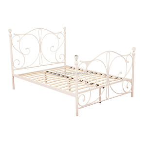 Núm Giường Quả Cầu Pha Lê Với Tấm Đầu Giường Trang Trí Công Phu Và Khung Giường Bằng Kim Loại Chân - Product Image 2