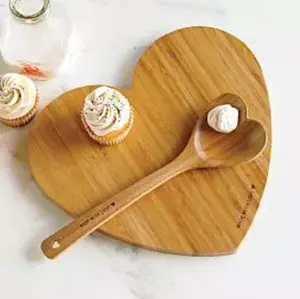 Suministros de fábrica tabla de cortar de corazón de bambú y juego de cuchara regalo de boda utilizado en cocinas, mesas, bodas, amantes