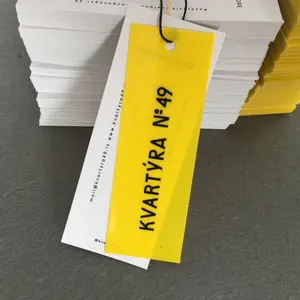 Di alta Qualità Su Ordinazione Bianco rivestito Di Vestiti di Carta Hang Tag con la plastica tag stampato