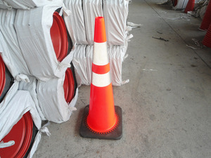 Cono Stradale Arancione in PVC da 70cm, Rimovibile, Riflettente, Flessibile e Leggero, Base da 36cm, Senza Alimentazione Elettrica - Product Image 3