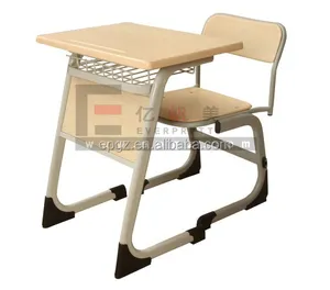 Eğitim okul sandalyeleri üniversite öğrenci sınavı çalışması ahşap masa ve sandalye