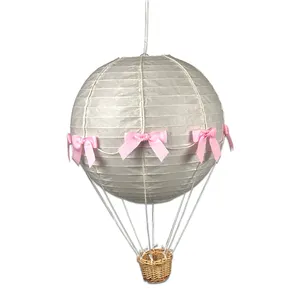 装饰热气球纸灯笼与 diy 设计蝴蝶丝带为婴儿淋浴派对完成