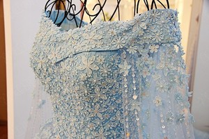 Abito da Sera Blu Chiaro per Feste e Balli di Fine Anno di Grande Successo con Applicazioni di <span class=keywords><strong>Fiori</strong></span> Veri e Perline, Coda Lunga e <span class=keywords><strong>Taglie</strong></span> Forti MPA262 - Product Image 3