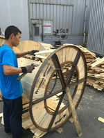 Grand tambour de câble vide en bois et en acier