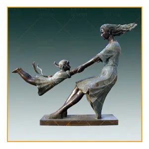 愛するテーマ金属置物庭の彫刻等身大ブロンズ母と子供の遊ぶ像