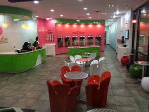 Коммерческий охлажденный Топпинг-бар для замороженного йогурта и мороженого с витринными сковородками и защитной крышкой для чихания - Product Image 6