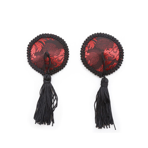 Set di 6 Pezzi Chinoiserie per Giochi Fetish di Coppia, Morsetti per Capezzoli, Manette e Frusta con Piume - Product Image 5