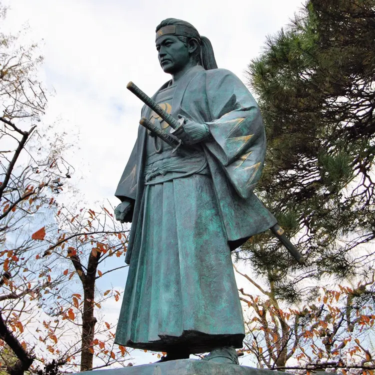 A grandezza naturale del giardino esterno in ottone scultura in bronzo giapponese samurai statua