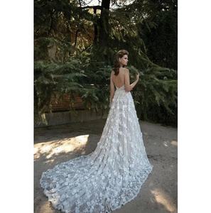 فستان زفاف بتصميم خط A مع ياقة على شكل <span class=keywords><strong>V</strong></span> عميقة وظهر مكشوف بدون أكمام مصنوع من الدانتيل - Product Image 2