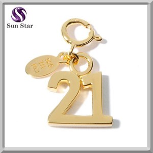 18 k <span class=keywords><strong>de</strong></span> <span class=keywords><strong>la</strong></span> joyería del oro plateó <span class=keywords><strong>la</strong></span> plata esterlina número 21 encanto forever young cuelga los encantos pendientes - Product Image 1