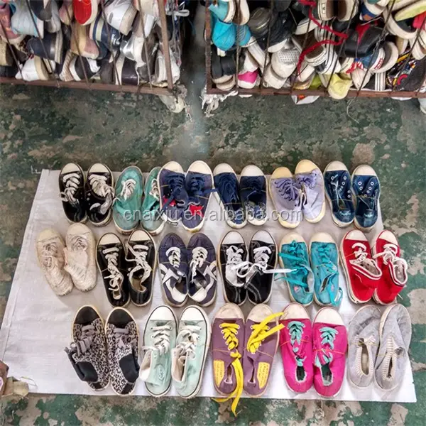 จีนใช้รองเท้าคลังสินค้ารองเท้ากีฬาที่ใช้สำหรับการขายรองเท้าที่ใช้