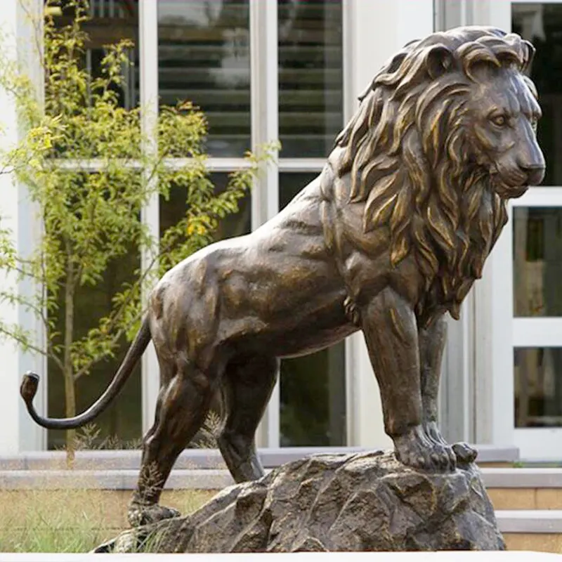 Dekorative Messings kulptur im Freien in Lebensgröße Bronze Lion Step on Rock Statue