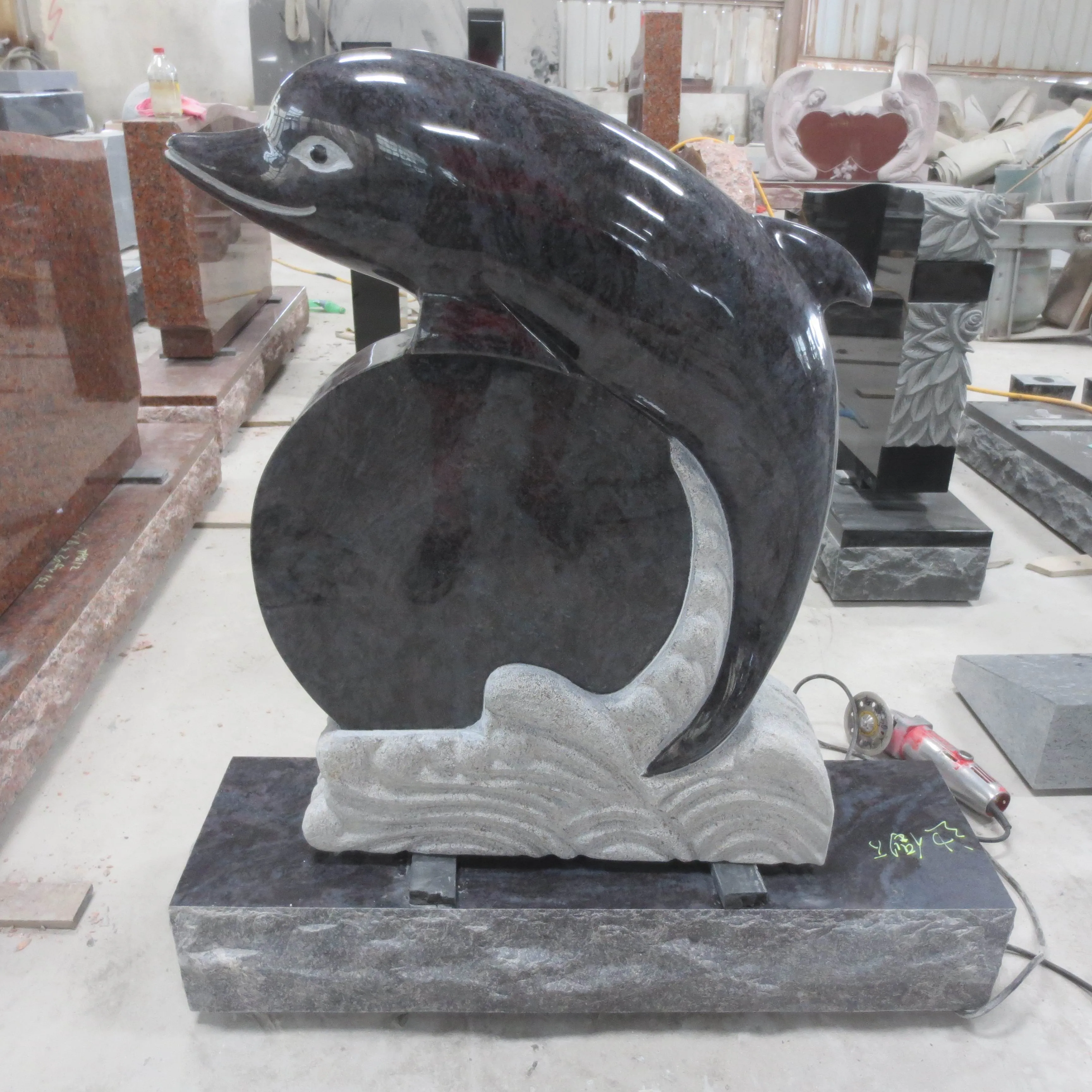 Design unico Bahama Blu granito in posizione verticale headstones design con delfino