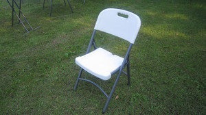 Chaise pliante en plastique blanc Mobilier de patio extérieur avec banc de salle à manger empilable et pliable aspect rotin pour une utilisation dans un parc d'entrée - Product Image 4