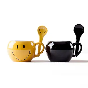 Kepribadian tersenyum wajah kuning cangkir keramik cangkir kopi cangkir kopi dapat digunakan kembali dengan sendok