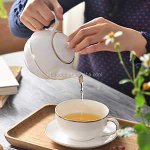 Teiera britannica in porcellana dorata in ceramica <span class=keywords><strong>da</strong></span> 500 <span class=keywords><strong>ml</strong></span> con bordo in oro e <span class=keywords><strong>tazza</strong></span> <span class=keywords><strong>da</strong></span> <span class=keywords><strong>tè</strong></span> impilata - Product Image 3