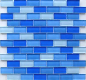 Azul azulejos de la piscina del mosaico