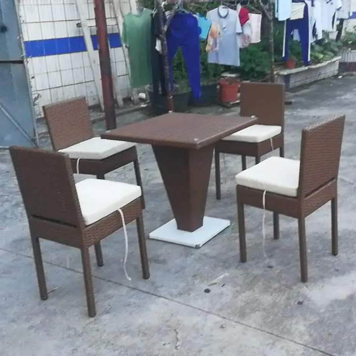 モダンなデザインの屋外用家具籐製ラウンジテーブルと椅子セットコーヒーショップ用
