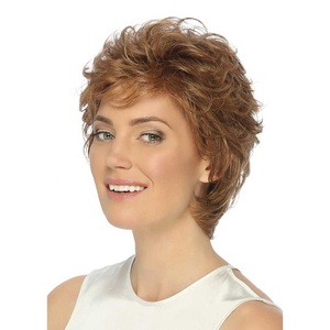 Venta al por mayor de fábrica: Peluca corta estilo pixie resistente al calor, rizada dorada en capas, rubia, de pelo sintético para mujer - Product Image 3