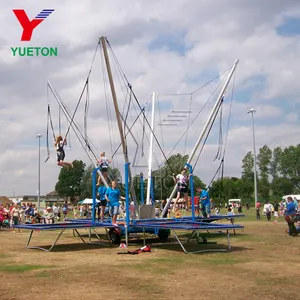 वयस्कों के साथ उत्साहित आउटडोर एकल दौर बंजी Trampoline कूद रस्सी और दोहन