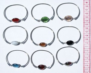 Brazalete de metal para mujer con cuentas redondas de cristal de Murano, ajuste invisible, joyería hecha a mano en varios colores - Product Image 1