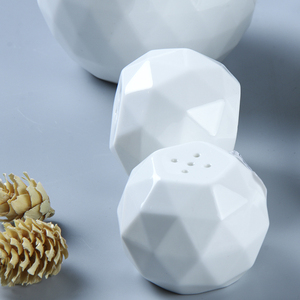 Set di Saliera e Pepiera a Forma di Diamante, Decorazione da Tavola Portatile, Utensili per Spezie, Mini Set Carino in Ceramica Bianca - Product Image 6
