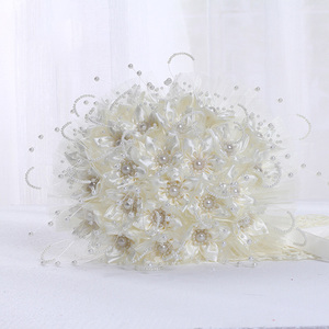 Nuovo Bouquet da Sposa 2026, Bellissimo e Romantico, con Rose Bianche in Raso di Lusso, per Damigelle, Fatto a Mano per Matrimoni - Product Image 6