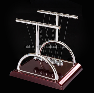 Berceau <span class=keywords><strong>de</strong></span> <span class=keywords><strong>Newton</strong></span> avec technique <span class=keywords><strong>de</strong></span> coulée en métal chromé Ensemble <span class=keywords><strong>de</strong></span> boules en métal élégant pour l'affichage et le divertissement - Product Image 1