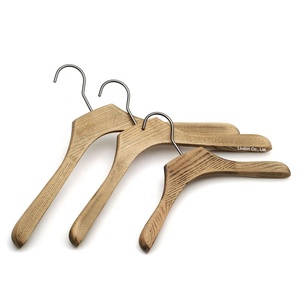 Cintres anciens en <span class=keywords><strong>bois</strong></span> de frêne pour vêtements lourds - Product Image 1
