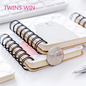Fournitures scolaires <span class=keywords><strong>de</strong></span> <span class=keywords><strong>design</strong></span> <span class=keywords><strong>de</strong></span> <span class=keywords><strong>mode</strong></span> papeterie OEM en vrac bon marché impression personnalisée pour enfants cahiers à spirale en papier ordinaire - Product Image 1