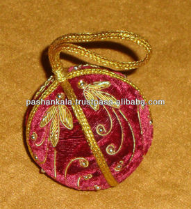 Bola Decorativa Navideña Bordada a Mano - Product Image 1