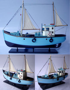เรือประมงโบราณทำจากไม้ งานฝีมือทาสีลายสวยงาม ผลิตในเวียดนาม เหมาะสำหรับเป็นของขวัญทางธุรกิจ - Product Image 1