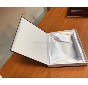 Scatola per Gioielli di Lusso in Carta Speciale Effetto Coccodrillo con Logo Personalizzato e Chiusura Magnetica per Collane con Supporto Interno - Product Image 3