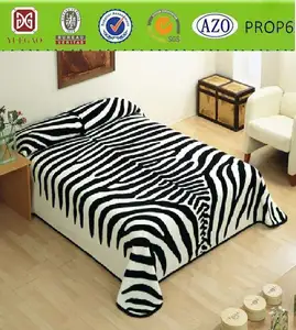 Maravillosa manta estampada simulando la piel de cebra y de agradable tacto aterciopelado. - Product Image 1