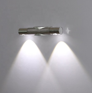 Lámpara de Pared LED Moderna Plateada de Aluminio con Rotación de 360 Grados, Iluminación Invertida, Pantalla Blanca Cálida, Regulable 3000K-6000K, Decoración para Sala de Estar - Product Image 2